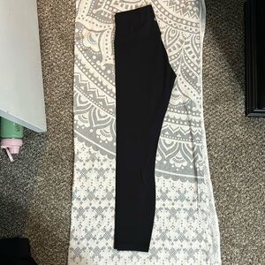 Lululemon black Wunderunder size 6 27 inch inseam